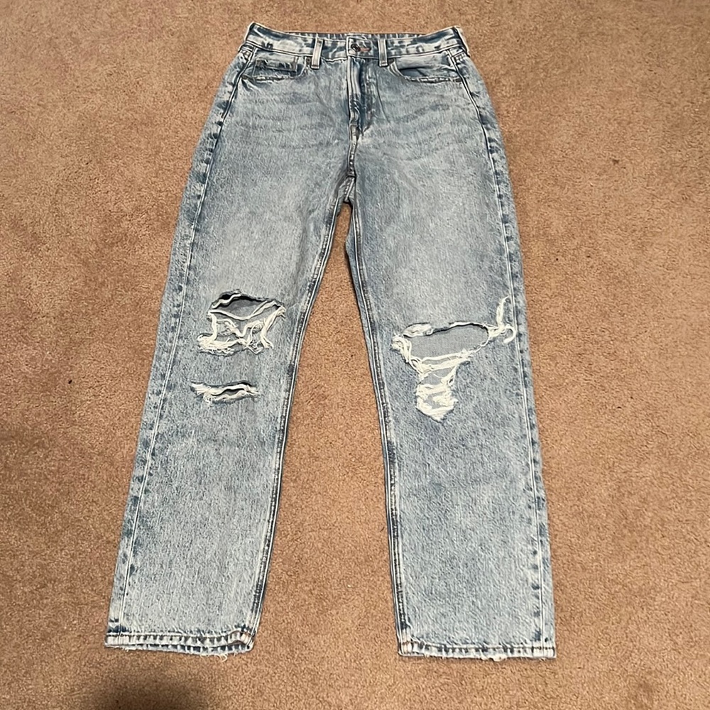 This brand is American Eagle, the size is a 4.